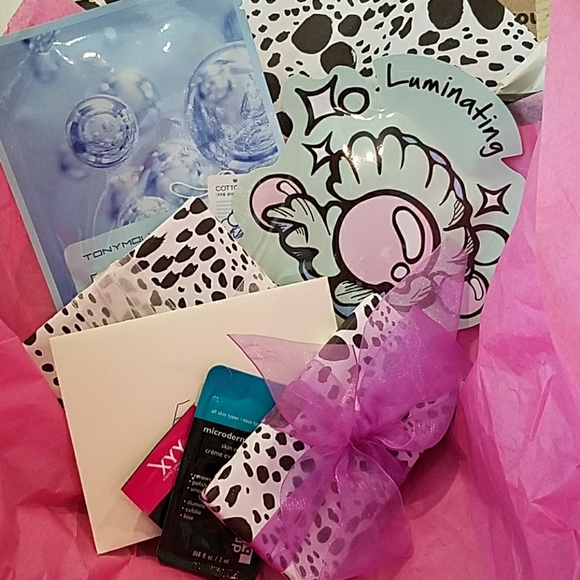 Poshmark Compliant Makeup, Fashion and Style - Picture 6 of 8